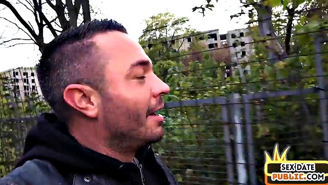 Блондинка на свежем воздухе: незнакомец и крепкая траховка, а природа краснеет рядом.