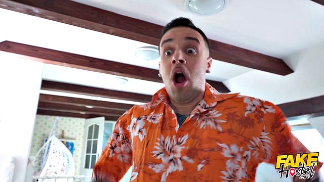 Девки развлекаются в душе, а сантехник до кучи присоединяется - хостел превращается в порностудию!