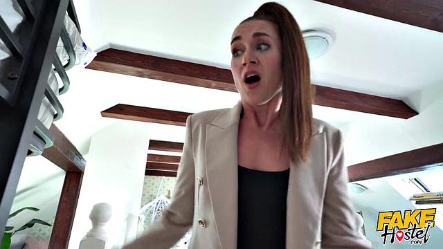 Девки развлекаются в душе, а сантехник до кучи присоединяется - хостел превращается в порностудию!