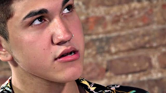 Эш дрочит сам себе и шутит над своим большим членом