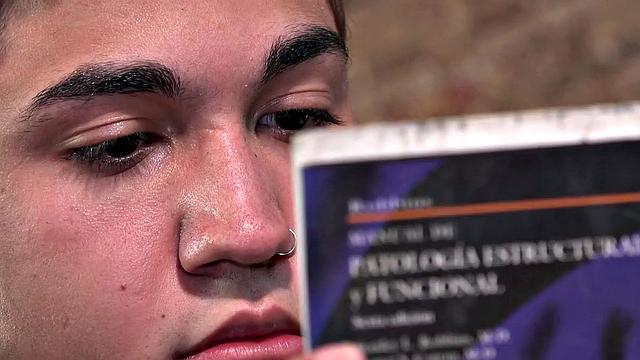 Эш дрочит сам себе и шутит над своим большим членом