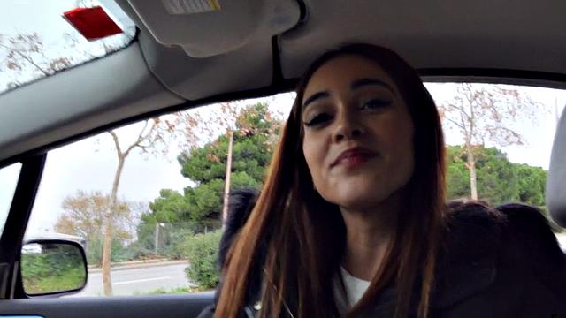 латинка зарабатывает пару баксов: катает сверху и ловит трах в авто