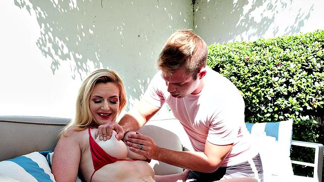 Marilyn Masters: poolside passion