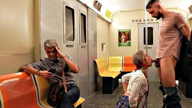 соблазнительная транса в униформе жарко трахается без резины в поезде