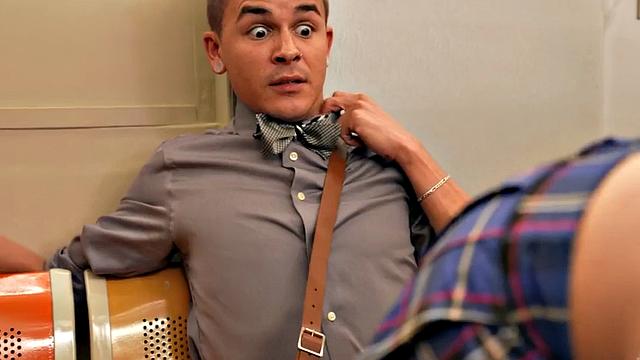 соблазнительная транса в униформе жарко трахается без резины в поезде