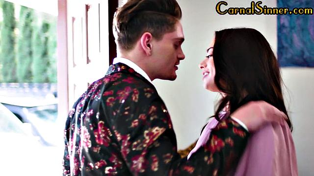 Petite babe enjoys anal in bisex 3way