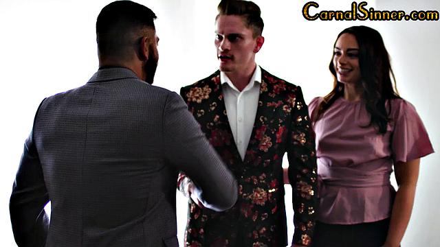 Трое взрослых в бисексуальном сексе с анальным и глотанием спермы.