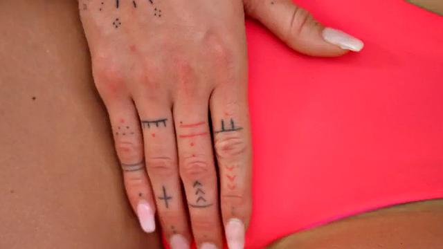 Tiny yoga dyke rimmed and pussylicked at the same time in threesome