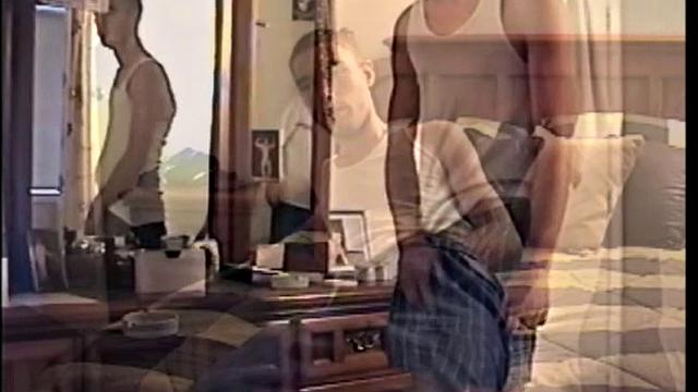 Тоби сосёт крепкий член своего друга в гей-кадре, сперма вырывается на финише.