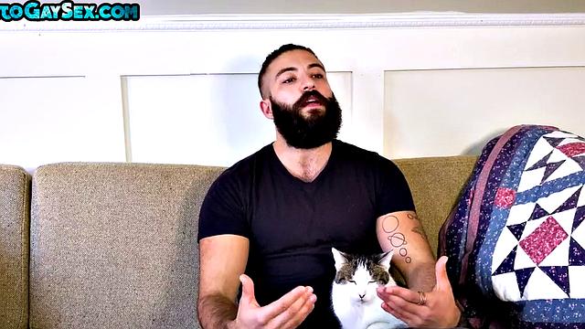 Волосатая транс-девка получает куни и трах от медведя