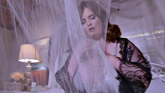 Сильвия Бэйтмен из Техаса трясёт огромными сиськами и играет с киской