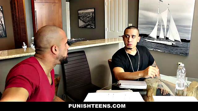 Смотри, как Сидни Коул получает наказание от соседей за дерзость