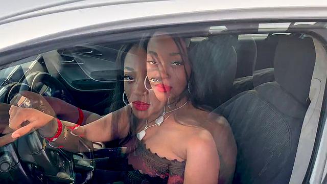 черная зрелая с роскошной грудью ловит сперму на сиськи