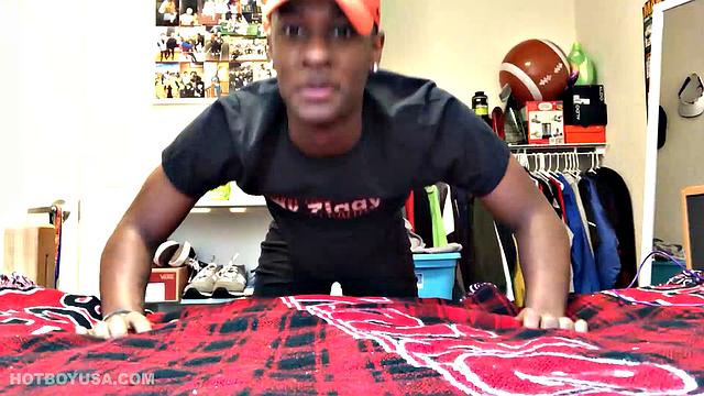 Чернокожий актив показывает внушительный член и мощно кончает на камеру в гей-сцене.