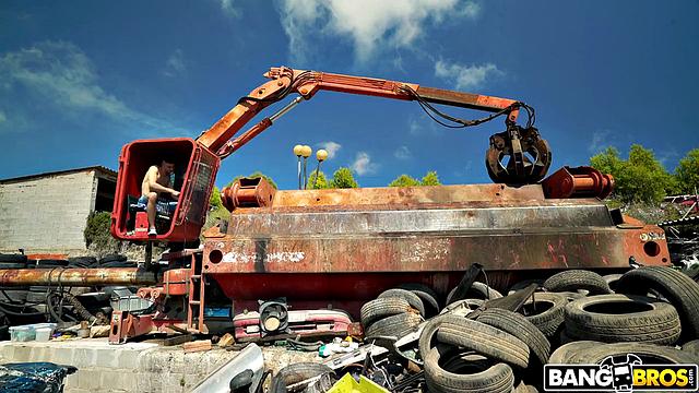 Сапфир ЛаПьедра нападает на рабочего и устраивает жаркий секс прямо на свалке с Томми Кабрио, кончает ему на лицо среди металлолома.