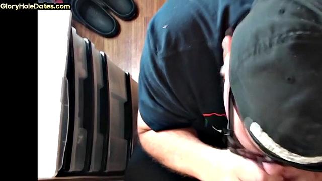 мужик в очках у глори хола сосёт член, будто выиграл джекпот