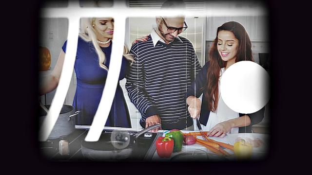 Девка не даёт расслабиться и сама берёт член в рот, пока трахает в позу собачки.