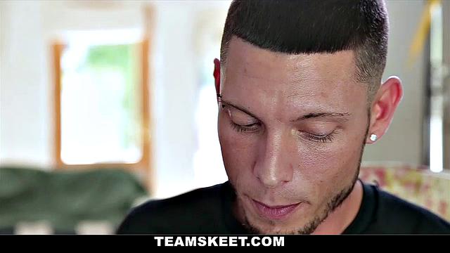 лондон линн скачет на толстом члене и ловит густую сперму в выбритую киску