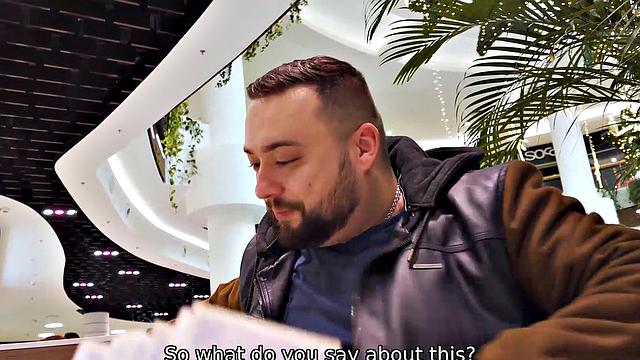 Чарли Ред в общественном туалете трахается на глазах у своего униженного куколда