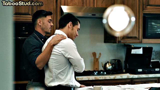 Качок не сдержался, когда любовник вжарил по полной - и всё ради финального выстрела спермы сзади.