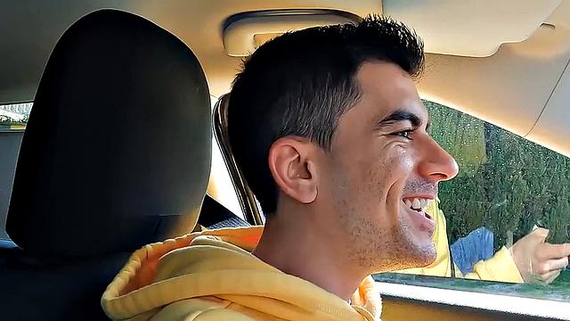 две пышные трахаются и сквиртят в тройничке