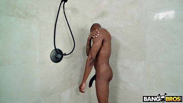 Джонатан Джордан показывает, кто тут главный с большим хуем и шутками про длину душа - Кира Перес не удержалась и устроила фотосессию для подруг, а потом заценили в деле прямо в ванной.