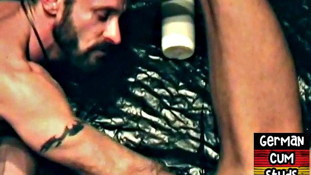 Татуированный гей-дед фистит и сосёт волосатого парня дома в 69