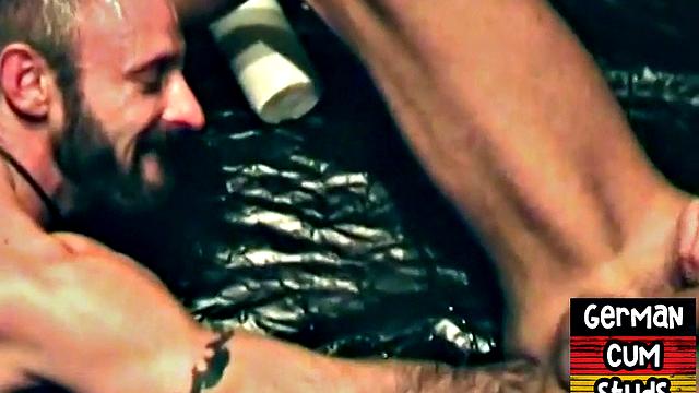 Татуированный гей-дед фистит и сосёт волосатого парня дома в 69