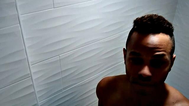 кэлвин коллинз дрочит в душе с большим дилдо