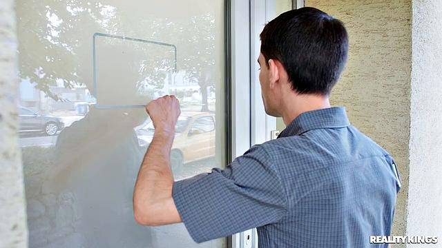 зрелая в обтягивающем топе сосёт и скачет на члене у телика