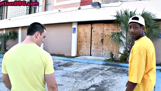 Чёрный парень ловит в жопу на природе-пикник с продолжением