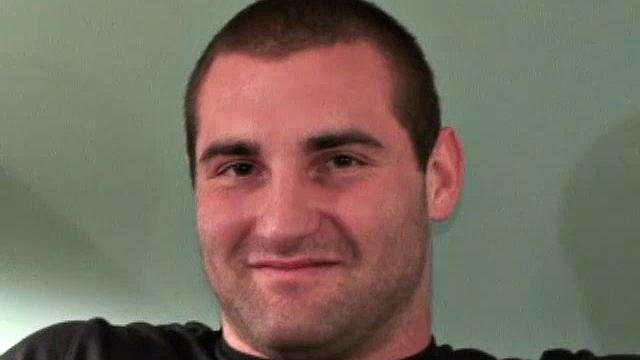 алекс дрочит жестко и обильно кончает