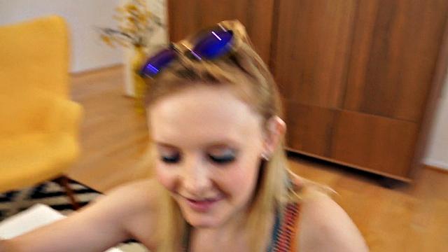 блондинка в очках разносит отчима с утренним минетом