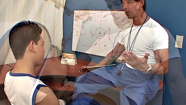 Тренер трахает Алехандро по полной, страсть зашкаливает среди латинских геев.