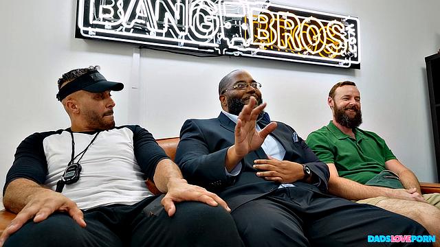 кира перес трахается с папиком стевеном в кровати