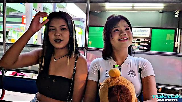 Смотри, как две азиатки делят одного парня в Паттайе втроем.