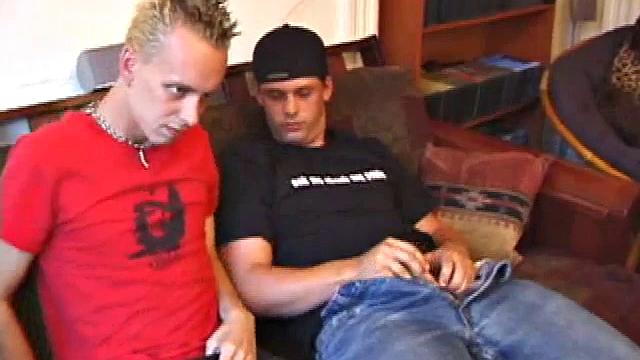 Роар лезет за членом Калвина - вот так встреча