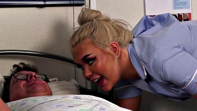 озорные cfnm-шлюхи в белье и чулках трахают голого мужика втроём