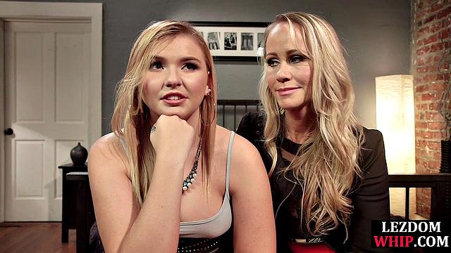 Classy cougar facesitting on babe