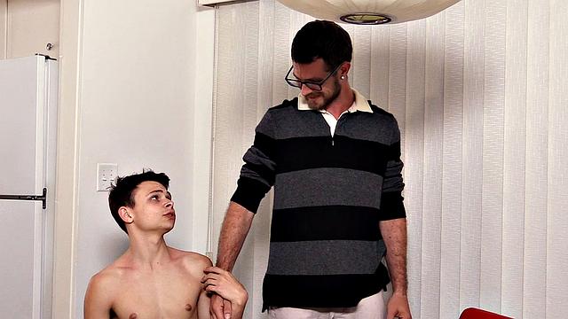 папаша пришёл с работы - покормил парня хорошим хуем