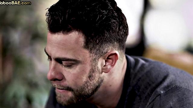 Маленькая красотка не слезает с члена и умоляет пустить внутрь