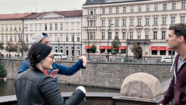 Она берёт его руку как чемпионка и всё равно спрашивает, есть ли у него ещё что-то