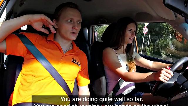 на курсе по вождению инструктор лижет, а не учит парковке