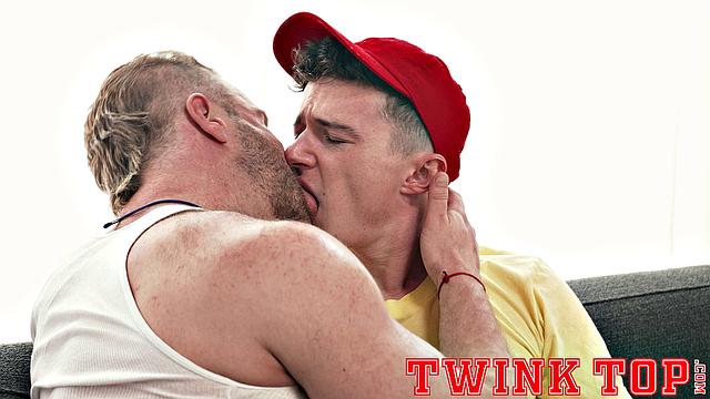 grant ducati отдается двум накачанным мачо в жарком тройничке