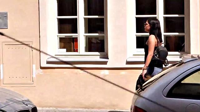 шаловливая брюнетка опять потеряла трусики - зато нашла новый член