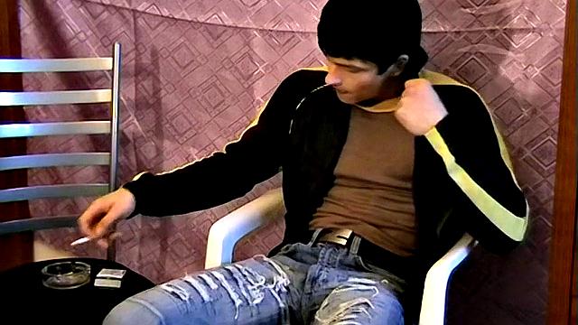 Гас наслаждается сигаретой и дрочит свой большой член