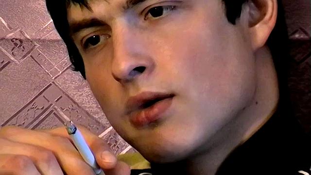 Гас наслаждается сигаретой и дрочит свой большой член