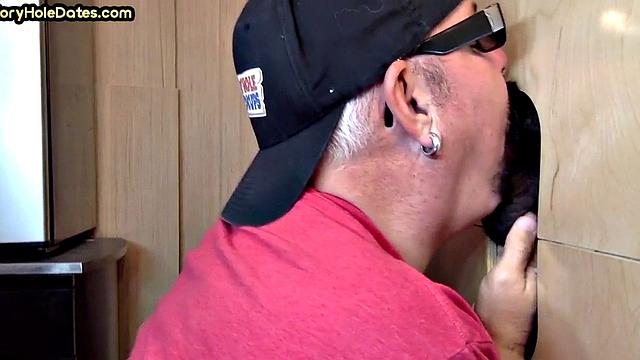 чёрный гей получает минет от зрелого через домашний gloryhole