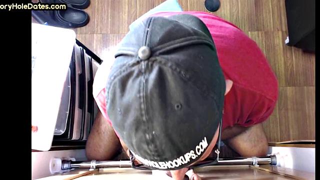 чёрный гей получает минет от зрелого через домашний gloryhole