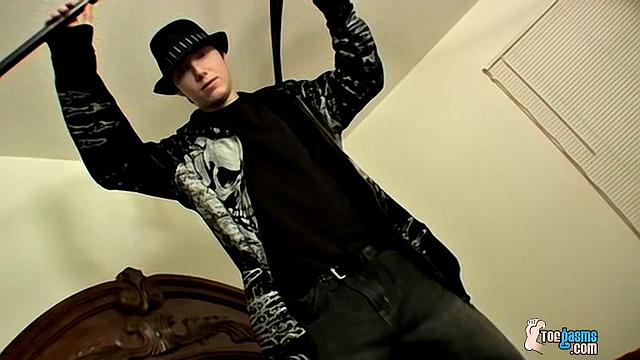 blinx strokes and shoots his load all over sweaty feet